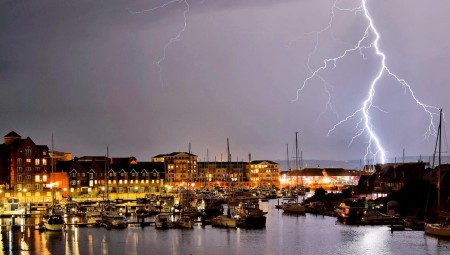 بعد إعلان حالة الطوارئ جراء ارتفاع درجات الحرارة.. تحذيرات جديدة من هبوب عواصف رعدية