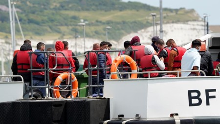 تقرير: بريطانيا تعاملت بفوضوية مع مهاجري القنال.. اعتقال وتفتيش دون وجود مترجمين