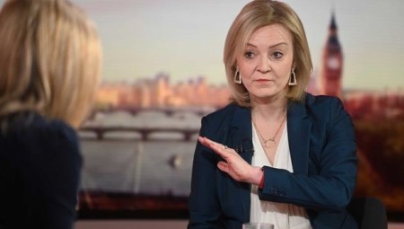 بالفيديو: تناقضات وأفكار مضحكة….هذه قفشات ليز تروس رئيسة وزراء بريطاينا المقبلة