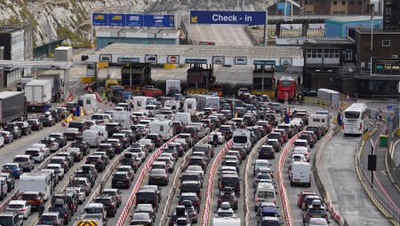 شلل مروري في ميناء دوفر والحكومة تلقي باللوم على السلطات الفرنسية