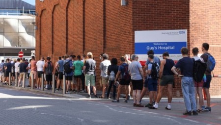 بريطانيا: إقبال كثيف على التلقيح ضد جدري القردة... وطوابير انتظار تصل حتى أربع ساعات