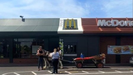 بريطانيا... ماكدونالدز يرفض أخذ طلب شابين لأنهما يركبان حصاناً بعربة