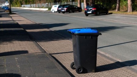 سيدة بريطانية تكشف عن حيلة جارتها لتوفير مساحة لاصطفاف السيارات أمام المنزل