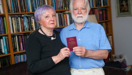 بسبب خطأ بسيط في  جوازات السفر.. زوجان يمنعان من صعود الطائرة ويخسران 5000 جنيه إسترليني