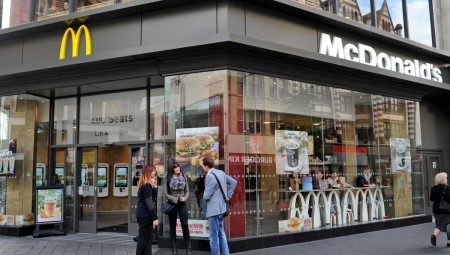 ماكدونالدز يحظر دخول الأطفال دون سن 18 عاما دون مرافقة بالغ