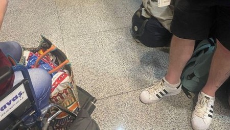 إيزي جيت تتخلى عن ركابها البريطانيين في تركيا الذين اضطروا للنوم على أرض المطار