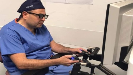 للمرة الأولى: جرّاح أردني غربي بريطانيا يجري تسع عمليات معقدة باستخدام الروبوت