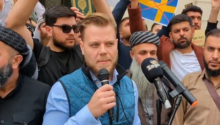 صحفي بريطاني: حكومة السويد كالألمان النازيين تحرق الأدب والشعر والقرآن الكريم