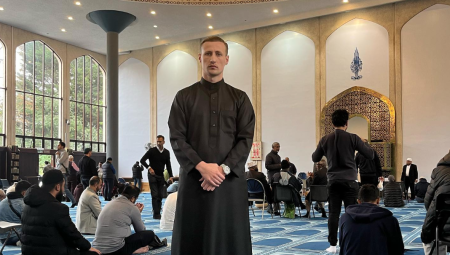 مليونير نجل ميلياردير يعتنق الإسلام في بريطانيا عن طريق الصدفة
