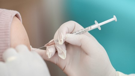 بريطانيا تعقد شراكة مع بيونتيك لاختبار لقاح يعالج السرطان