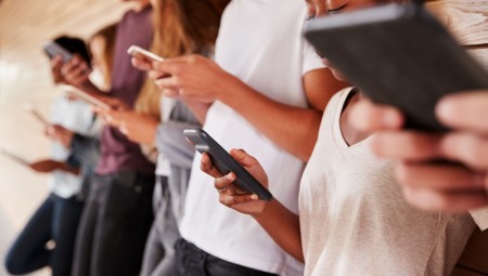 اليونسكو تصدر تقريرا يحذر من استخدام الهواتف الذكية في المدارس