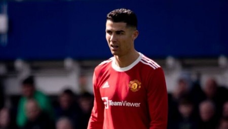 رونالدو في ورطة .. الشرطة تفتح تحقيقا في واقعة تكسيره هاتفا لمشجع صغير 