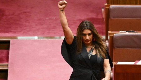 نائبة استرالية من السكان الأصليين تصف الملكة إليزابيث الثانية بالمستعمرة أثناء أداء القسم