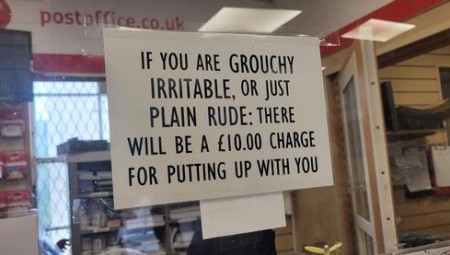 مكتب بريد في ويلز يغرم الزبائن العابسين وغير المهذبين