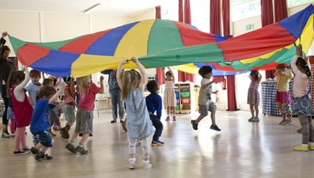 ليفربول: هيئة تفتيش المؤسسات التعليمية تصنف حضانة بـغير المؤهلة بعد تناول الأطفال كريما للجسم