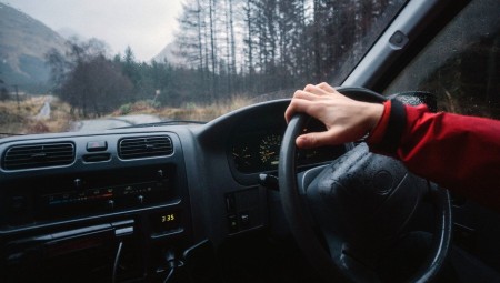 تحذيرات للسائقين من الضغط على هذا الزر لتجنب استهلاك الوقود بكميات كبيرة