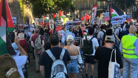 بالصور.. عشرات المعتصمين أمام مبنى الحكومة البريطانية للتنديد بالعدوان الإسرائيلي على غزة