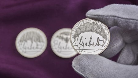 الكشف عن عملة جديدة تحمل توقيع الملكة إليزابيث الثانية