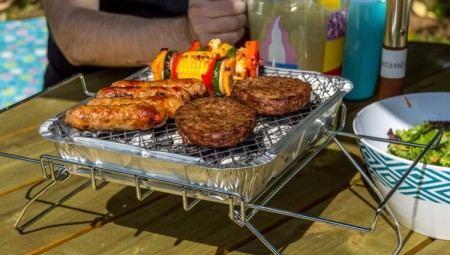 السلاسل التجارية الكبرى في بريطانيا تسحب أدوات الشوي ذات الاستخدام الواحد من رفوف البيع