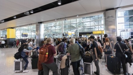 خطيبة رجل بريطاني تسرق حقيبته و5000 إسترليني وتهرب بينما كانا في المطار