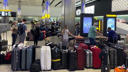 مطار هيثرو يمدد فترة تحديد سقف لعدد المسافرين اليوميين حتى نهاية أكتوبر