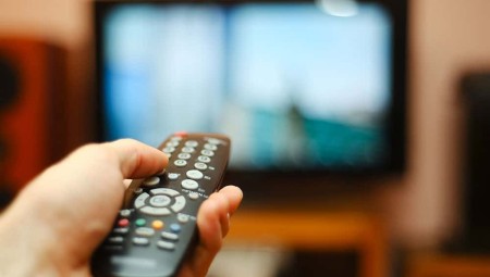 الشباب يشاهدون التلفاز أقل بسبع مرات من الأشخاص الذين تزيد أعمارهم عن 65 عاما