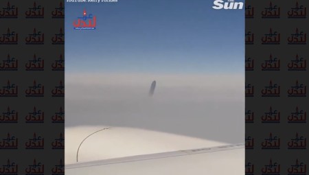 فيديو.. مسافر يصور جسماً غريباً أثناء رحلته بالطائرة!!!