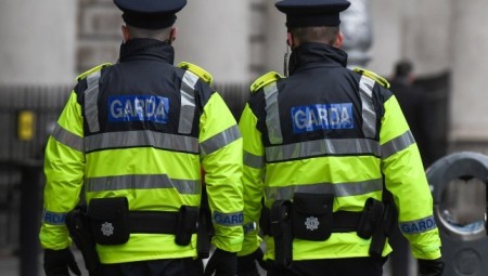 وفاة طفل بريطاني بحادث سير مروع بعد أن غادر سريره وقام بجولة قادته خارج المنزل