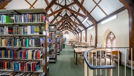 المباني العامة في بريطانيا تستعد أن تصبح ملاذات دائفة خلال الشتاء