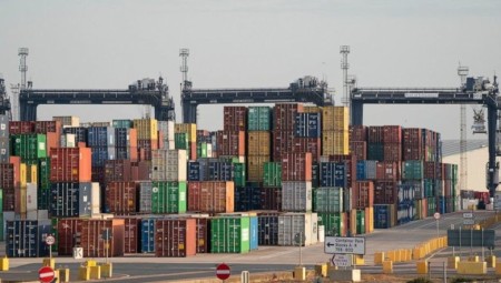 عمال أكبر ميناء في البلاد يعلنون اليوم الأول من الإضراب