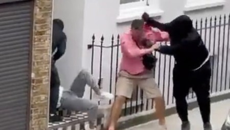 فيديو: في وضح النهار... بلطجية يعتدون على سيدة وزوجها في لندن ويسرقون ساعتها