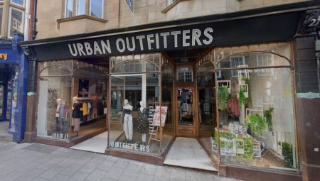 شرطية بريطانية تتبول في غرفة قياس بمتجر لتحصل على إنذار وتحتفظ بوظيفتها