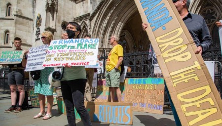 الغارديان: الداخلية البريطانية تعلن عن خطط جديدة لترحيل طالبي اللجوء إلى رواندا