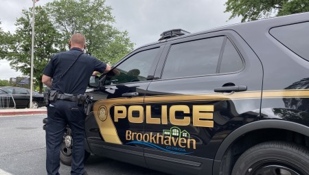 هيئة محلفين أمريكية تأمر بدفع 100 مليون دولار لمتسول تعرض للصعق على يد ضابط