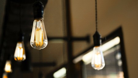 تغريم بريطانية انتقمت من شريكها السابق بسرقة جميع مصابيحه من المنزل وأخذ جميع الشموع