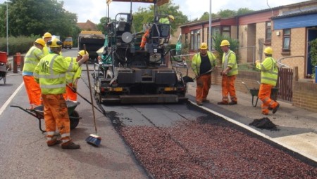 بريطانيا تواجه ارتفاعاً في تكلفة إصلاح الطرقات... والسبب نقص المواد المستوردة من روسيا