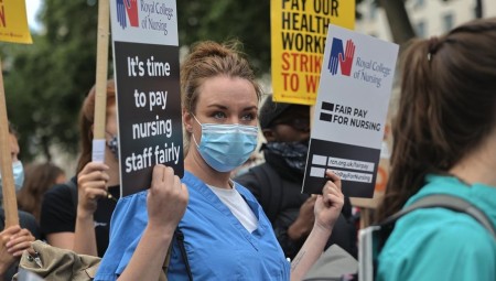 الممرضات يشرعن في إضراب وسط أزمة اجتماعية تاريخية تشهدها البلاد