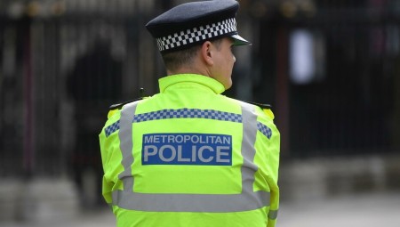 استقالة رئيس الشرطة المشرفة على أجهزة الشرطة في بريطانيا