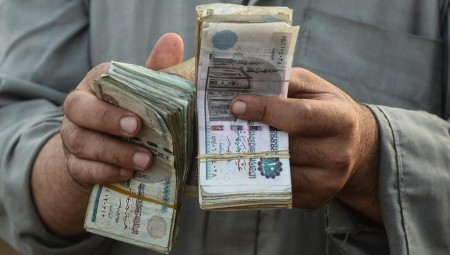 عاجل .. الجنيه المصري يهوي لمستوى قياسي جديد مقابل الدولار