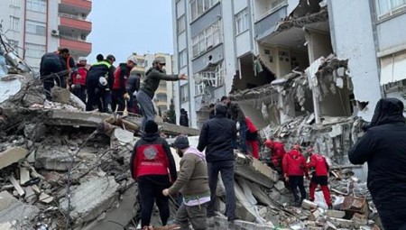 رضيعة سورية تولد بأعجوبة تحت الركام بعد مقتل والدتها