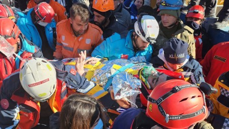 تركيا .. إنقاذ رجل وزوجته من تحت الأنقاض بعد 9 أيام على الزلزال