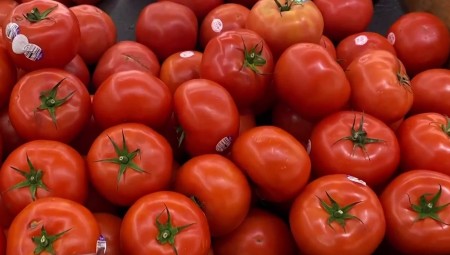 متاجر بريطانية تحدد كمية مشتريات المتسوقين من بعض أنواع الفاكهة والخضار بسبب النقص