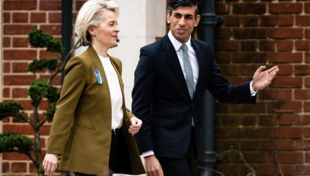 سوناك بإيرلندا الشمالية للإقناع بإيجابيات الاتفاق التاريخي مع الاتحاد الأوروبي