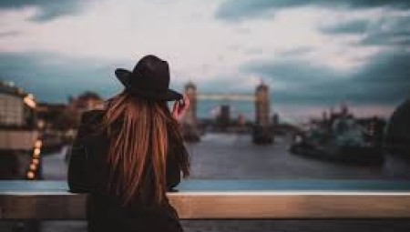 نساء يتركن وظائفهن بسبب ارتفاع تكاليف خدمات رعاية الأطفال 