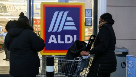 سلسلة Aldi تستحدث قاعدة لرفض خدمة العملاء الذين لا يسمحون بتفتيش حقائبهم