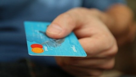 الجماعات الإسلامية في بريطانيا تطالب بالتحقيق في الممارسات المصرفية التعسفية ضد المسلمين