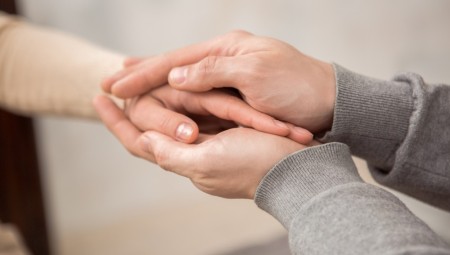 إطلاق خدمة مُنْصِتٌ لتقديم الدعم النفسي للجالية العربية مجانا في بريطانيا