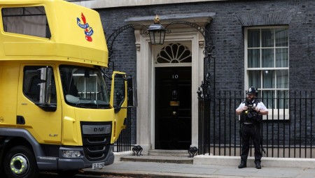 رصد شاحنات لنقل الأثاث أمام داوننغ ستريت استعدادا لرحيل جونسون