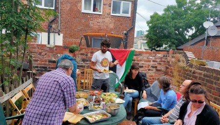 رئيس حملة التضامن مع الشعب الفلسطيني في بريطانيا يستضيف إفطارا خيريا لصالح أطفال قطاع غزة
