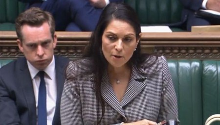 بالفيديو.. بريتي باتيل تطلب من نواب المعارضة أن يخرسوا